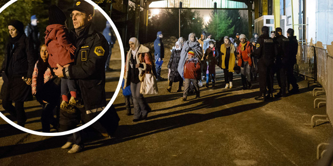 Migrants walk from Slovenian to the Austrian side of the border crossing between Sentilj (Slovenia) and Spielfeld on October 18, 2015.  AFP PHOTO/JURE MAKOVEC