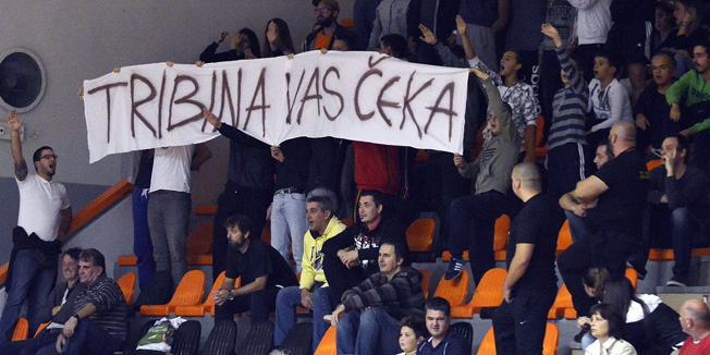 Sibenik, 171015.Sportska dvorana na Baldekinu.Utakmica 4. kola A1 lige izmedju GKK Sibenik i KK Gorica.Na fotografiji: poruka solidarnosti s dvojicom huligana koji su pretukli studenta ispred studenske menze u Sibeniku, gdje je ozlijedjeni jos uvijek u komi u splitskoj bolnici.Foto: Ante Baranic / CROPIX