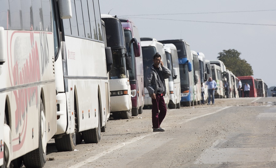 Opatovac, 011015. Kamp za izbjeglice u Opatovcu.Na fotografiji:Izbjeglice cekaju  ispred autobusa  na polazak za madjarsku granicu nakon sto su prosli kroz prihvatni  izbjeglicki kamp Opatovac.Foto: Bozidar Vukicevic / CROPIX 