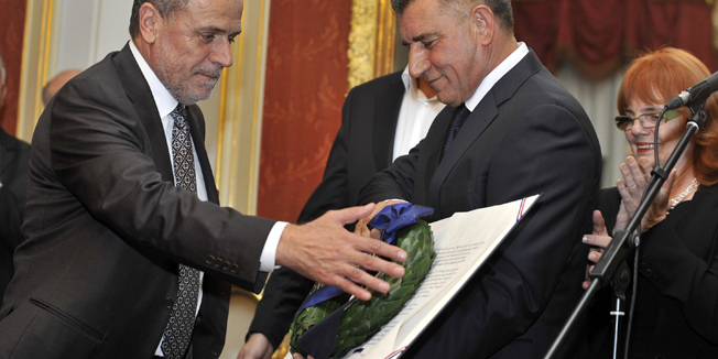 Zagreb, 211015.Dverce. Gradonacelnik grada Zagreba Milan Bandic urucio je generalu Anti Gotovini Povelju pocasnog gradjanina grada Zagreba.Na fotografiji: general Ante Gotovina i Milan Bandic.Foto: Bruno Konjevic / CROPIX
