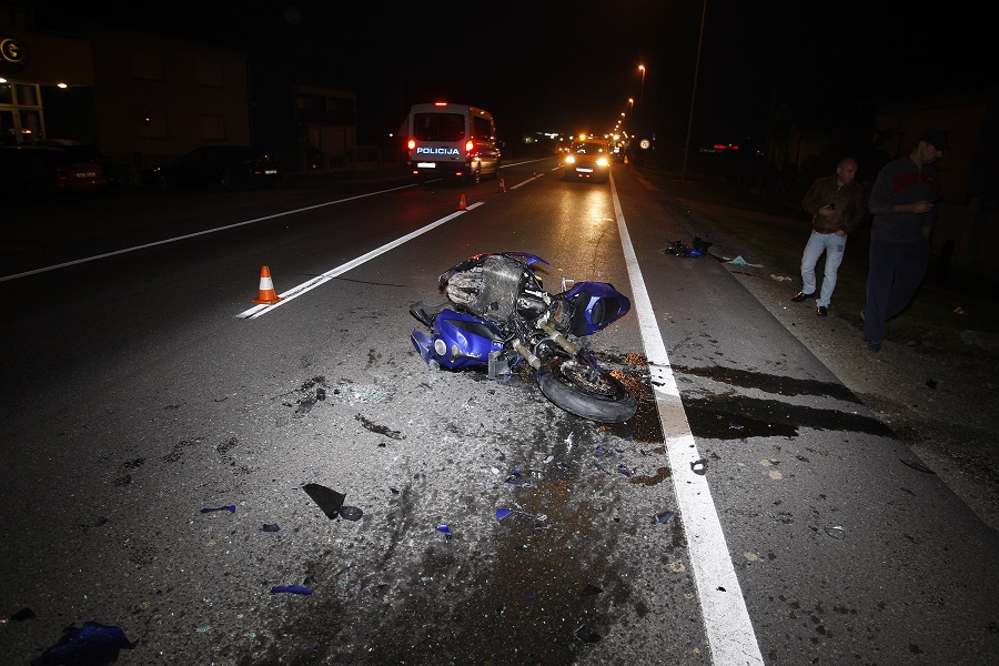 Cakovec, 241015.U mjestu Senkovec u blizini Cakovca, nocas je u prometnoj nesreci, nakon udara u automobil, poginuo motociklist.Vise detalja biti ce poznato nakon policijskog ocevida.Na fotorafiji: policijski ocevid na mejestu nesrece.Foto: Zeljko Hajdinjak / CROPIX