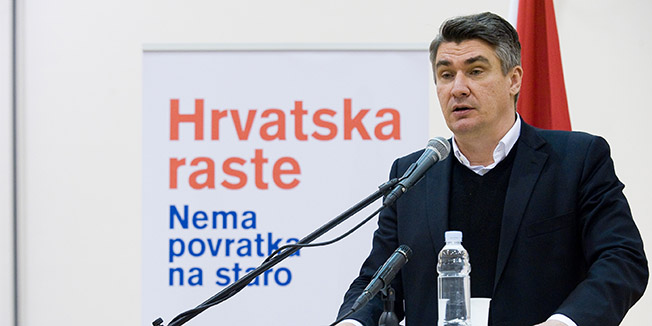 Zagreb, 291015.Precko 2a.U domu kulture Precko, premijer Vlade RH Zoran Milanovic gostovao je zajedno s Mirandom Mrsicem, Silvanom Hreljom i Davorom Bernardicem na tribini s umirovljenicima objasnjavajuci gospodarsku situaciju, kritizirajuci obecanja HDZ-a i odgovarajuci na pitanja iz publike.Na fotografiji: Zoran Milanovic.Foto: Darko Tomas / CROPIX