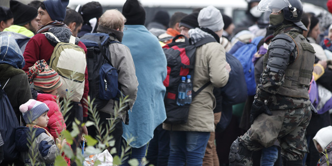 Dobova, 291015.Vlakom iz Hrvatske izbjeglice se dovoze direktno na kolodvor u Dobovi, odakle ih pjesice vode u obliznji kamp, a nakon toga ih transportiraju do kampa Sentilj i austrijske granice.Na fotografiji: policija i vojska iskrcava izbjeglice s vlaka.Foto: Dragan Matic / CROPIX