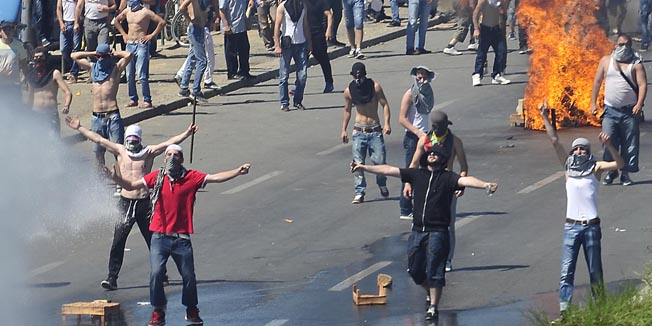 Skoplje, Makedonija, 040714.Policija ?? vodenim topovima i sok bombama razbila nasilne prosvjede tisucu Albanaca koji su bacali kamenje na policiju i zgradu Suda zbog presude za ubojstvo pet Makedonaca prije dvije godine. Sestorica optuzenih osudjeni su na dozivotni zatvor.  Policija je privela najmanje dvojicu prosvjednika.Na fotografijama: sukob policije sa albanskim prosvjednicima.Foto: Maja Zlatevska / CROPIX