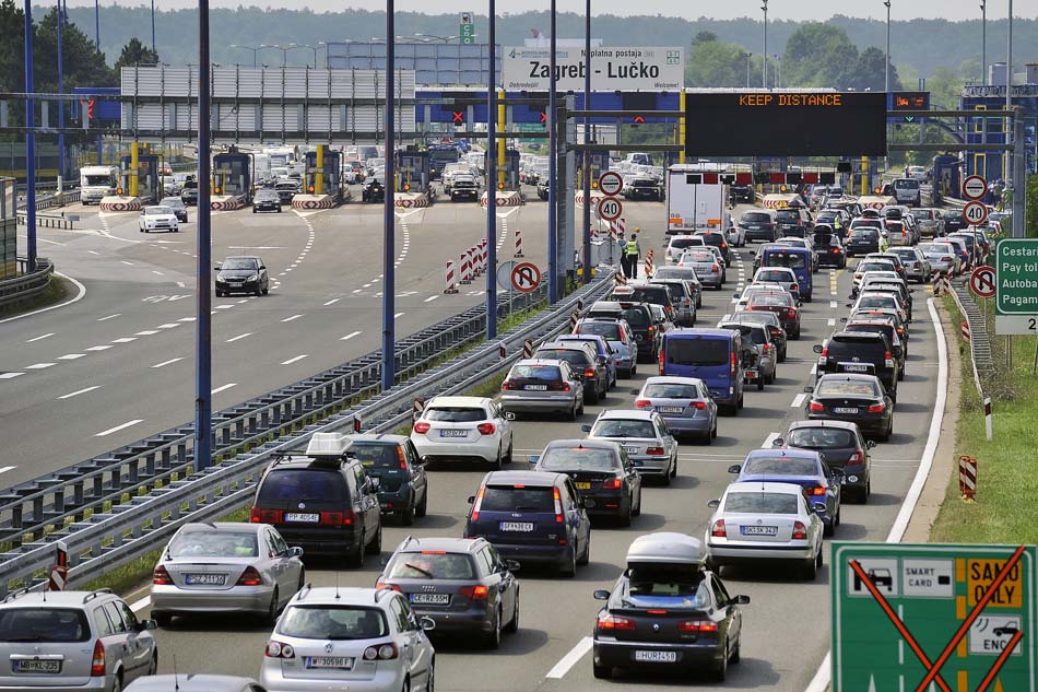 Zagreb, 260714.Kilometarske kolone turista u smjeru mora. Na naplatnim postajam Lucko kolona vozila na ulazu za autocestu A1 duga je oko 8 kilometara iz smjera Buzina te 3 kilometra iz smjera Jankomira.Foto: Boris Kovacev / CROPIX