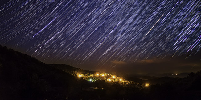 Vis, 261015.Nocni trag zvijezda na vedrom nebu iznad otoka Visa.Foto: Ivan Gracin / CROPIX