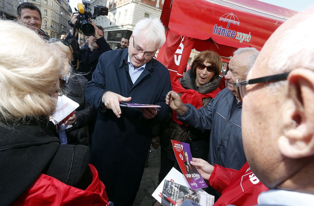 Zagreb, 311015.Trg bana Josipa Jelacica.Bivsi predsjednik Hrvatske Ivo Josipovic i stranka Naprijed Hrvatska dijelili su letke gradjanima na glavnom zagrebackom trgu.Na fotografiji: Ivo Josipovic dijeli letke volonterima SDP-a.Foto: Damjan Tadic / CROPIX