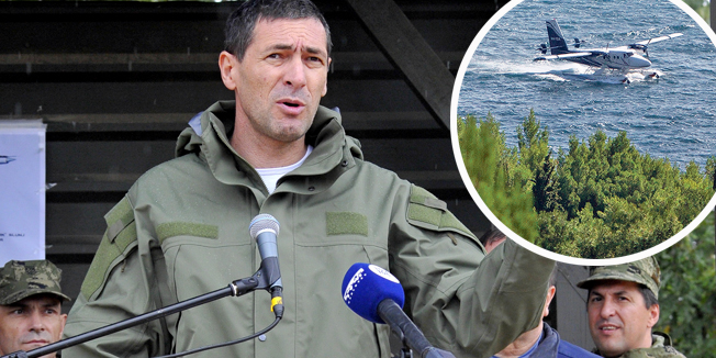 Slunj, 061015.Vojni poligon Eugen Kvaternik.Pokazna vjezba s bojnim gadjanjem Zdruzena snaga 15. Na vjezbi su prezentirane cetiri dimenzije ratovanja na moru, kopnu, u zraku, ali i ratovanje u cyber prostoru.Na fotografiji: ministar obrane Ante Kotromanovic.Foto: Srdjan Vrancic / CROPIX