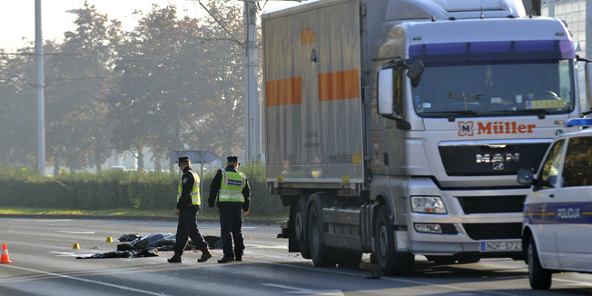 Zagreb, 021115.Kod trznice u Zaprudju (Novi Zagreb) u naletu kamion smrtno je stradao pjesak.Foto: Bruno Konjevic / CROPIX