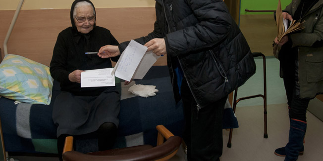 Metkovic, 281214.Izbori za predsjednika RH.Glasovanje u Domu za starije i nemocne osobe te tjelesno ili mentalno ostecene osobe u Metkovicu. Tesko pokretne sticenike doma obisla je izborna komisija kako bi mi se omogucilo glasovanje na predsjecnickim izborima. Foto: Denis Jerkovic / CROPIX