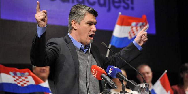 Zadar, 311015.Veceras je u HNK Zadar odrzan veliki predizborni skup SDP-a i koalicijskih partnera na kojem su predstavljeni kandidati iz IX. izborne jedinice.Na fotografiji: premijer Zoran Milanovic.Foto: Luka Gerlanc / CROPIX