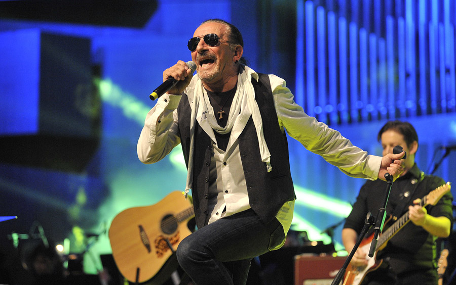 Zagreb, 021115.Koncertna dvorana Vatroslav Lisinski.Zeljko Bebek i simfonijski i tamburaski orkestar, kojom ova zivuca rock legenda slavi 40 uspjesnih godina u samom vrhu glazbene scene.Na fotografiji:Zeljko Bebek.Foto: Damir Krajac / CROPIX                                                                                                                              