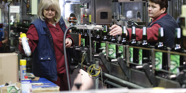Split, 230215.Splitski Dalmacijavino danas je prodan Marinku Zadri, najvecem pojedinacnom dionicaru tvornice secera Viro iz Virovitice.Na fotografiji: punjenje pelinkovca na liniji za zestoka alkoholna picaFoto: Tom Dubravec / CROPIX