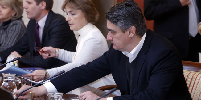 Zagreb, 051115.Banski dvori.Na danasnjoj sjednici Vlada raspravlja o donosenju odluke o Strategiji za suzbijanje pogresaka,zloupotrebe i korupcije na podrucju socijalne zastite.Na fotografiji: Zoran Milanovic i Vesna Pusic.Foto: Damjan Tadic / CROPIX