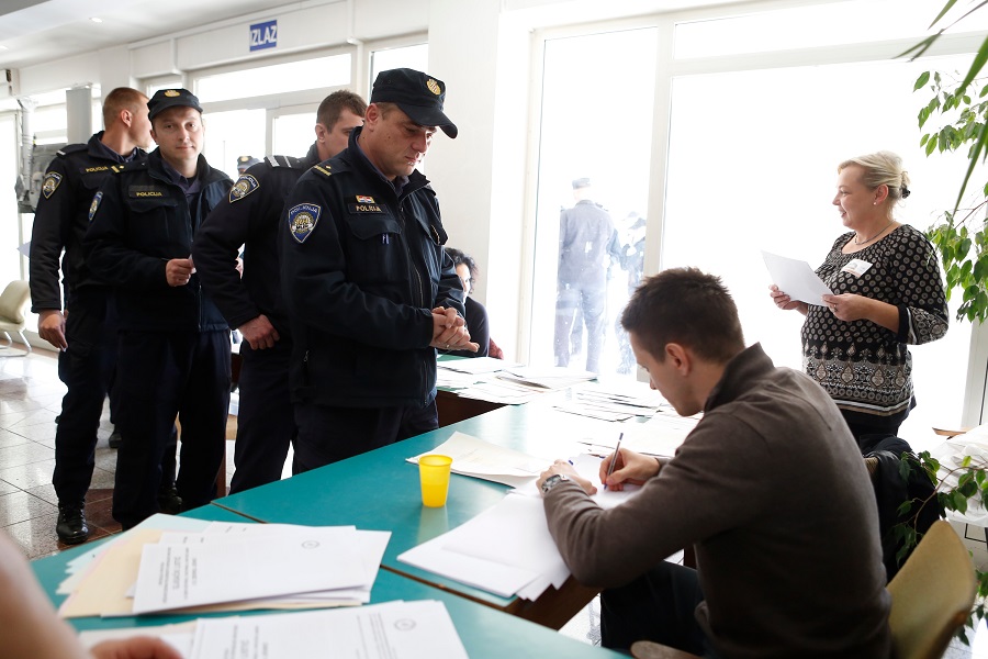 Slavonski Brod, 081115.Osmi po redu parlamentarni izbori na kojima gradjani, preferencijalnim glasanjem, odabiru ne samo zeljenu listu vec i kandidata. Ministar unutarnjih poslova Ranko Ostojic kao i pripadnici policije i vojske angazirani u prihvatnom centru u Slavonskom Brodu svoju glasacku obvezu ispunili su na izvanrednom glasackom mjestu u zgradi zupanije.Na fotografiji: Ranko Ostojic.Foto: Danijel Soldo / CROPIX