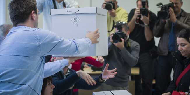 Zagreb, 081115. U 7 sati, otvaranjem birackih mjesta, zapoceli su osmi po redu parlamentarni izbori. Na skoro 7000 biralista, gradajni ce po prvi put na parlamentarnim izborima moci iskoristiti mogucnost preferencijalnog glasanja te odabrati, ne samo zeljenu listu, vec i kandidata.Foto: Neja Markicevic / CROPIX