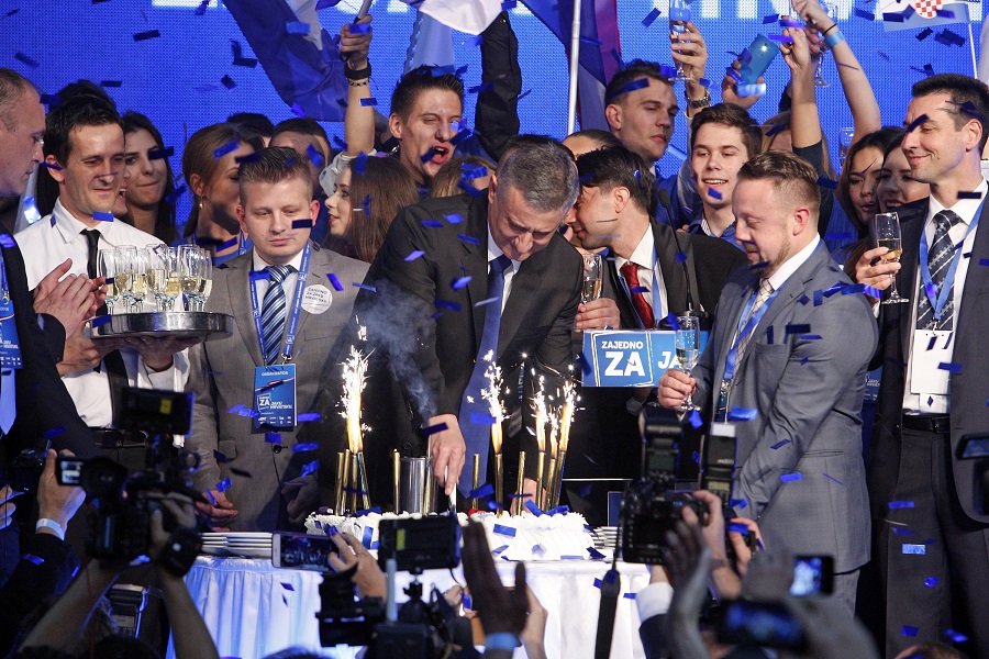 Zagreb, 091115.Restoran GlobusPracenje rezultata izbora za osmi saziv Hrvatskog sabora u stozeru Domoljubne koalicije.Na fotografiji: Tomislav Karamarko se obratio stozeru nakon izborne pobjede Domoljubne koalicije.Foto: Davor Pongracic / CROPIX