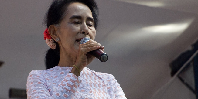 Myanmar opposition leader Aung San Suu Kyi delivers a speech from the balcony of the National League of Democracy (NLD) headquarters in Yangon on November 9, 2015. Vote counting in Myanmar's landmark election was well underway following a massive turnout that could see Aung San Suu Kyi's party catapulted to power and the end of decades of military control. AFP PHOTO / Ye Aung THU