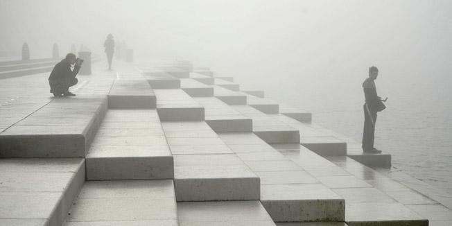 Zadar, 091115.Zadar se jutros probudio obavijen gustom maglom, a vidljivost je bila svega 20-ak metara.Na fotografiji: morske orgulje.Foto: Luka Gerlanc / CROPIX