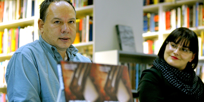 Zagreb, 091115. U Knjiznici i citaonici Bogdana Ogrizovica predstavljena je nova knjiga splitskog novinara i pisca Jurice Pavicica, Zena s drugog kata. Knjiga je objavljena u izdanju Profila, a pod urednistvom Adrijane Pitese.Foto: Srdjan Vrancic / CROPIX