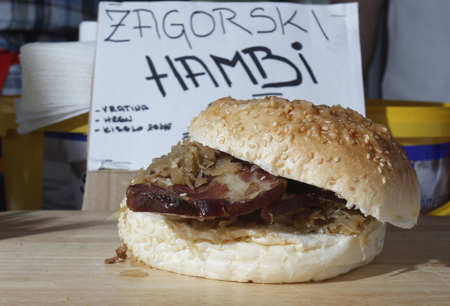 Zagreb, 101115.Na Trgu bana Josipa Jelacica od 9. do 15. studenog odrzava se tradicionalna 15. po redu manifestacija Martinje v Zagrebu, na kojoj ce vinari zagrebackog podrucja i OPG-ovi predstaviti i prezentirati svoje proizvode gradjanima Zagreba i njegovim turistima.Na fotografiji: Zagorski hambi sa zeljem i vratinom.Foto: Damjan Tadic / CROPIX