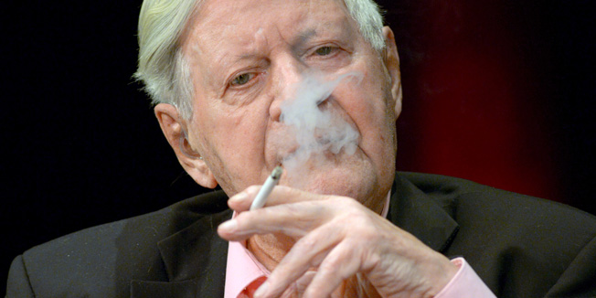 Picture taken on September 6, 2013 shows former German Chancellor Helmut Schmidt smoking a cigarette during a round of talks in Brandenburg an der Havel, eastern Germany. The 96-year-old elder statesman Helmut Schmidt died on November 10, 2015, his doctor told news agency DPA.     AFP PHOTO / DPA / RALF HIRSCHBERGER   +++  GERMANY OUT   +++