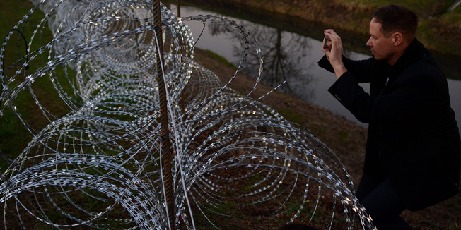 Harmica, 111115U 16.20 na hrvatsku stranu granicnog prijelaza sa Slovenijom u Harmici stiglo je pet kombija hrvatskih specijalaca, na na slovensku dvadesetak njihovih specijalaca. Oni osiguravaju pregovore svojih delegacija oko zicane ograde koju su Slovenci postavili na hrvatskoj strani granice.Na fotografiji: ograda.Foto: Robert Fajt / CROPIX