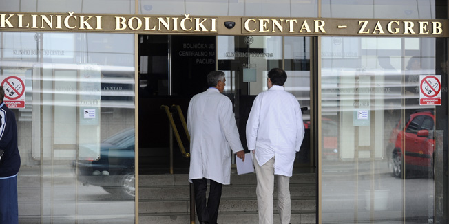 Zagreb, 180913. Bolnica Rebro.Lijecnici, medicinske sestre i ostali zdravstveni djelatnici  krenuli su danas u 7.00h u najavljeni strajk. Strajk ce trajati do ispunjenja sindikalnih zahtjeva. Na lijecenje se primaju  samo hitni pacijenti. Foto: Damir Krajac / CROPIX