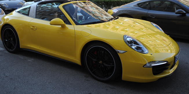 Zagreb, 101014. U sklopu Porsche turneje po Hrvatskoj vozaci automobila marke Porsche prespavali su noc u hotelu Esplanade. U tjedan dana posjetiti ce Istru, Dalmaciju a putovanje ce zavrsiti u Dubrovniku. Na fotografiji: automobili ispred hotela Esplanade.Foto: Damir krajac / CROPIX
