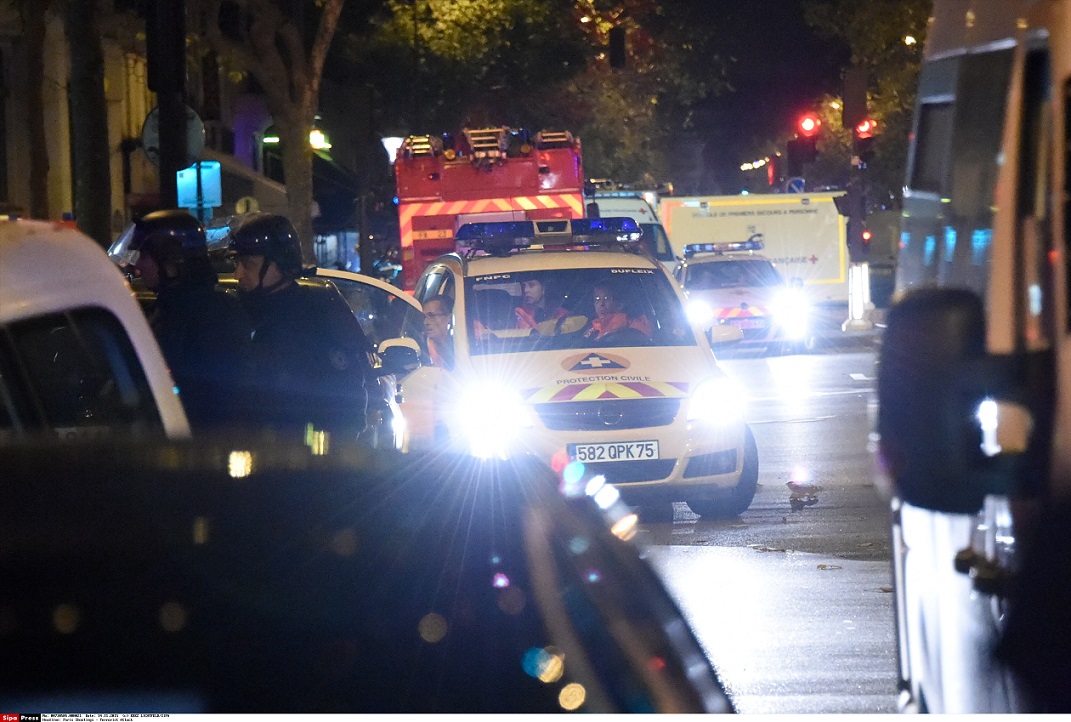 Pariz, Francuska, 131115.U nizu teroristickih napada koji su u petak navecer pogodili Pariz ubijeno je najmanje 120 ljudi.Ozlijedjeno je oko 200 ljudi, od kojih 80 tesko.Napadi su izvedeni u koncertnoj dvorani Bataclan, blizu stadiona Stade de France, u pariskim restoranima Le Carillon, Le Petit Cambodge i La Belle Equipe te u trgovackom centru Les Halles u 10. i 11. cetvrti. Na fotografiji: evakuacija i zbrinjavanje ljudi ozlijedjenih u napadu na koncertnu dvoranu Bataclan.Foto: Stephane Allaman / SIPA / CROPIX *** Local Caption *** 00730519