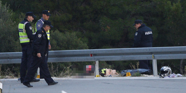 Makarska, 151115.Oko 14.30 sati na Jadranskoj magistrali (D-8) zapadno od mjesta Drvenik dogodila se prometna nesreca u kojoj su sudjelovala tri motocikla.Jedna je osoba na mjestu poginula, a dvije su u teskom stanju helikopterom prebacene u KBC Split. Okolnosti pod kojima je doslo do sudara se jos utvrdjuju, a promet magistralom je zbog ocevida u prekidu.Na fotografiji: policijski ocevid na mjestu nesrece.Foto: Ivo Ravlic / CROPIX