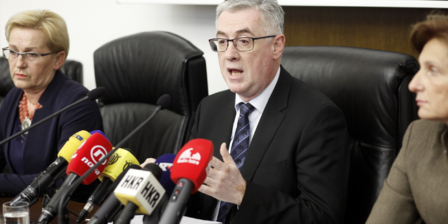 Zagreb, 091115.Drzavno izborno povjerenstvo odrzalo je konferenciju za medije na kojoj su objavljeni izborni rezultati sa svih birackih mjesta, osim cetiri na kojima ce zbog utvrdjenih nepravilnosti za tjedan dana izbori biti ponovljeni.Na fotografiji: Vesna Fabijancic Krizanic, Branko Hrvatin, Ana Lovrin. Foto: Dragan Matic / CROPIX