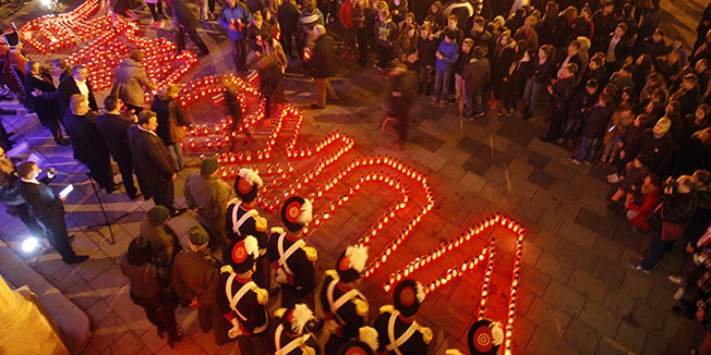 Varazdin, 171115.Ispred gradske vijecnice zapaljeno je 500 lampiona u spomen na zrtve Vukovara. Lampione su zapalili gradski i zupanijski duznosnici, branitelji i djeca iz osnovnih skola.Foto: Zeljko Hajdinjak / Cropix