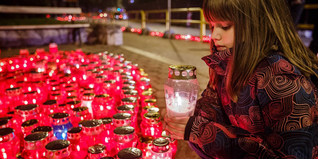 Split, 171115. Upaljene svijece u znak sjecanja na zrtve Vukovara u Domovinskom ratu. Na fotografiji: Upaljene svijece u Vukovarskoj ulici u Splitu.Foto: Zvonimir Barisin / CROPIX
