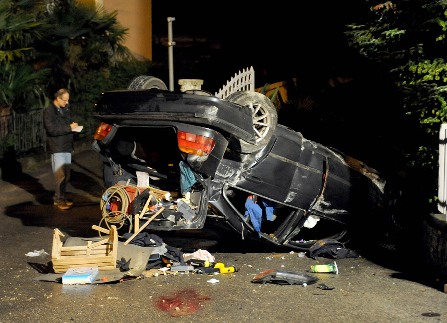 Matulji, 181115.Prometna nesreca u kojoj se automobil marke BMW zabio u zid i prevrnuo na krizanju ulice Dalmatinskih brigada i Ulice Gaj.Foto: Vedran Karuza / Novi List / CROPIX