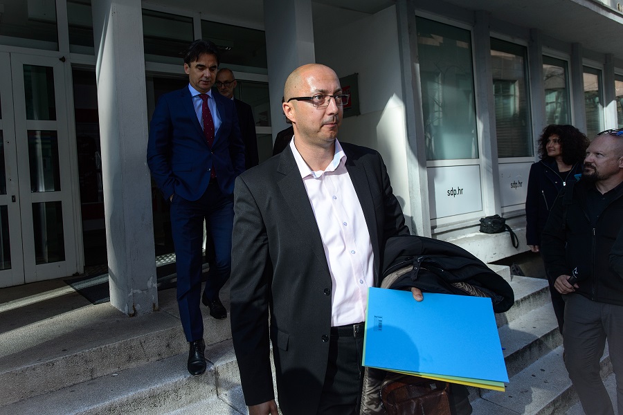 Zagreb, 191115. Sava.Zavrsen je drugi krug pregovora izmedju pregovarackih timova MOST-a i SDP-a. Ivan Kovacic, Robert Podolnjak i Mate Ribicic (MOST) i Arsen Bauk, Orsat Miljenic i Branko Grcic iz SDP-a.Na fotogafiji: Izjave za medije nakon sastanka. Ivan Kovacic.Foto: Goran Mehkek / CROPIX