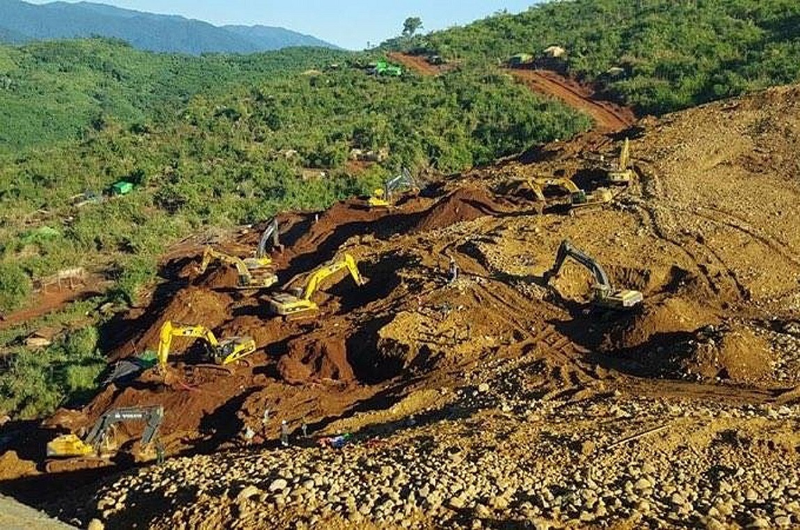Rescue teams search for the bodies of miners killed in a landslide in a jade mining area in Hpakhant, in Myanmar's Kachin state on November 22, 2015. At least 90 people have died in a huge landslide in a remote jade mining area of northern Myanmar, officials said on November 22, as search teams continued to find bodies in one of the deadliest disasters to strike the country's shadowy jade industry.  AFP PHOTO