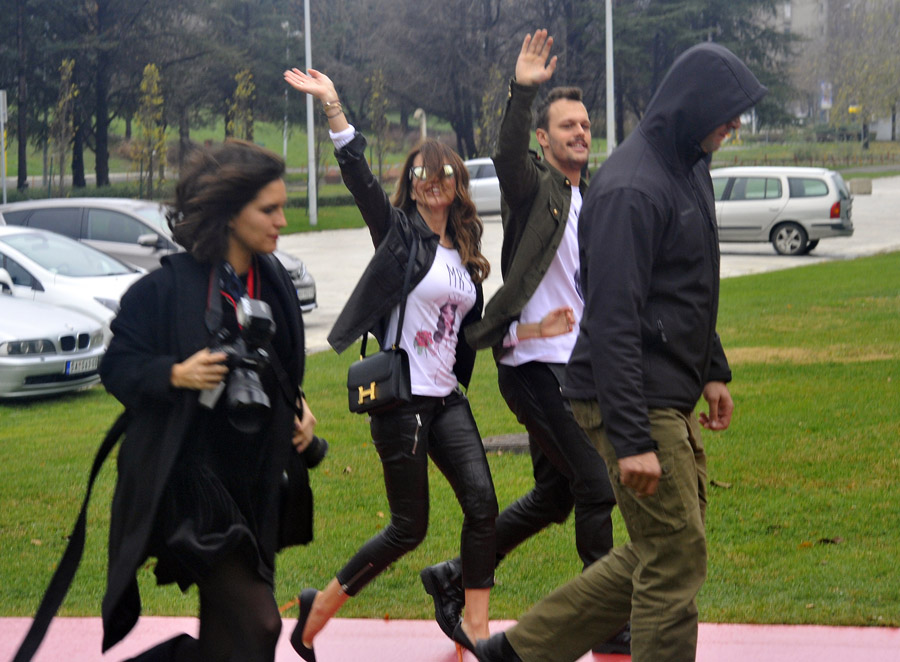 Beograd, 221115.Svadbena vecer mladenaca Igora Kojica i Severine Vuckovic odrzana je u beogradskom hotelu Crown Plaza s oko 500 uzvanika.Na fotografiji: Severina i Igor dolaze u hotel.Foto: Pedja Milosavljevic / CROPIX