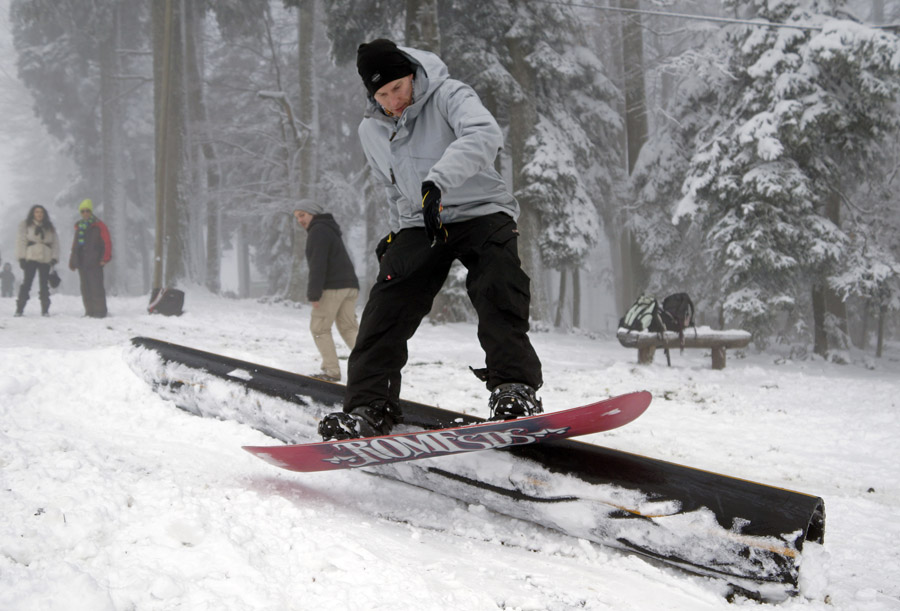 Zagreb, 221115.Medvednica, Sljeme.Gradjani nedjelju iskoristili za uzivanje u prvom ovosezonskom snijegu na Sljemenu. Prema DHMZ-u na Sljemenu je jucer palo 24 cm snijega.Na fotografiji: snowboarder.Foto: Marko Todorov / CROPIX