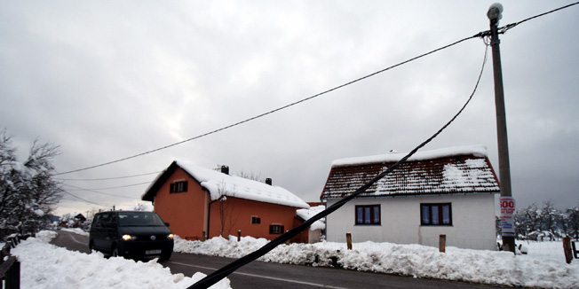 Perusic, 231115.Zbog mokrog snijega dvadesetak tisuca korisnika na podrucju Like u nedjelju u jutarnjim satima ostalo je bez struje. Vecina kvarova otklonjena je tijekom nedjelje i ponedjeljka te je u ponedjeljak u popodnevnim satima bez struje bilo jos oko 2500 licana.Na fotografiji: Prekinuti strujni kabel u Pazaristima pokraj Perusica.Foto: Robert Fajt / CROPIX