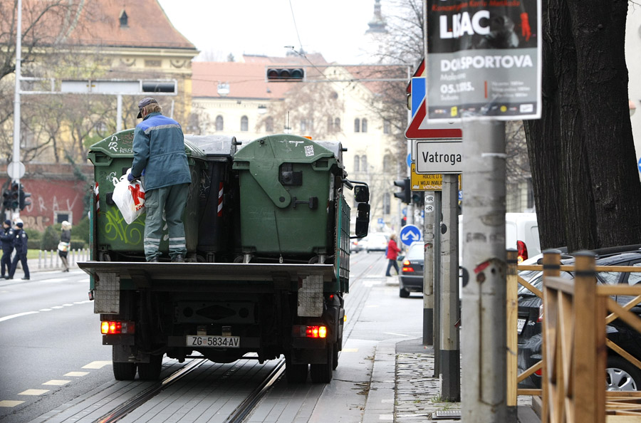 Zagreb, 241115.Hotel Westin.Osiguranje u i oko hotela Westin povodom sutrasnjeg dolaska americkog potpredsjednika Joe Bidena.Na fotografiji: radnici cistoce micu kontejnere.Foto: Ronald Gorsic / CROPIX