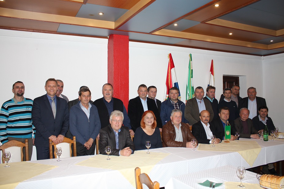 Haganj, Vrbovec, 231115.HSS-ovi celnici 22 opcine i grada odrzali su neformalni sastanak u mjestu Haganj kod Vrbovca. Okupili su se oko neformalnog vodje navodne pobune, samoborskog gradonacelnika Krese Beljaka, potpredsjednika HSS-a, koji je glavni oponent sefu stranke Branku Hrgu.Foto: Robert Mihaljevic / Podravski list / CROPIX