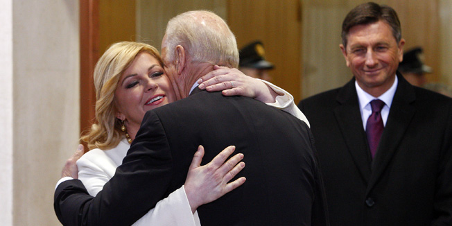 Zagreb, 251115.Ured Predsjednika.Summit celnika zemalja jugoistocne Europe Brdo - Brijuni na kojem je gost americki potpredsjenik Joe Biden. Sastankom predsjedaju predsjednica Kolinda Grabar Kitarovic i slovenski predsjednik Borut Pahor. Na sastanku ce uz sve predsjednike zemalja u regiji biti i predsjednik Europskog vijeca Donald Tusk te austrijski predsjednik Heinz Fischer.Na fotografiji: Kolinda Grabar Kitarovic, Joe Biden, Borut Pahor.Foto: Davor Pongracic / CROPIX