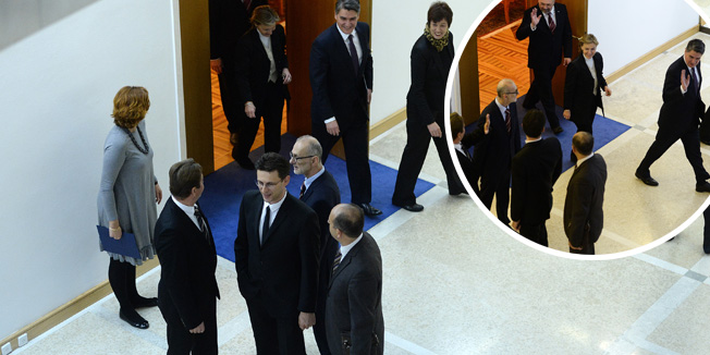 Zagreb, 261115. Ured predsjednice, Pantovcak.U Uredu predsjednice Kolinde Grabar Kitarovic u tijeku su konzultacije oko sastavljanja nove Vlade RH.U Uredu predsjednice susreli su celnici koalicije Hrvatska raste i MOST-a.Na fotografiji: Zoran Milanovic pozdravlja predstavnike MOST-a.Foto: Goran Mehkek / CROPIX