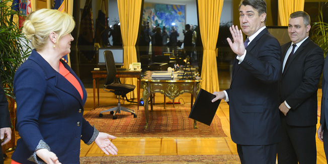 Zagreb, 261115. Ured predsjednice, Pantovcak.U Uredu predsjednice Kolinde Grabar Kitarovic u tijeku su konzultacije oko sastavljanja nove Vlade RH.Na sastanak su stigli i predstavnici koalicije Hrvatska raste.Na fotografiji: Premijer Milanovic odbio se slikati s Predsjednicom Grabar Kitarovic.Foto: Goran Mehkek / CROPIX