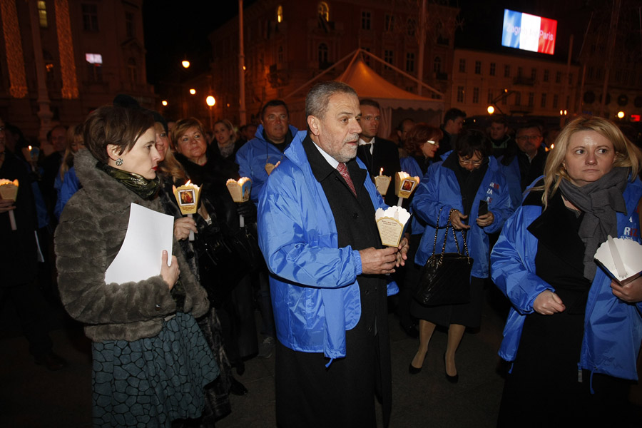 Zagreb, 271115.Trg bana Josipa Jelacica.Na glavnom zagrebackom trgu odrzana je komemoracija za zrtve nedavnog teroristickog napada u Parizu.Komemoraciji su, izmedju ostalih, nazocili i zagrebacki gradonacelnik Milan Bandic te veleposlanica Francuske u Hrvatskoj Michele Boccoz.Na fotografiji: Milan Bandic.Foto: Ranko Suvar / CROPIX