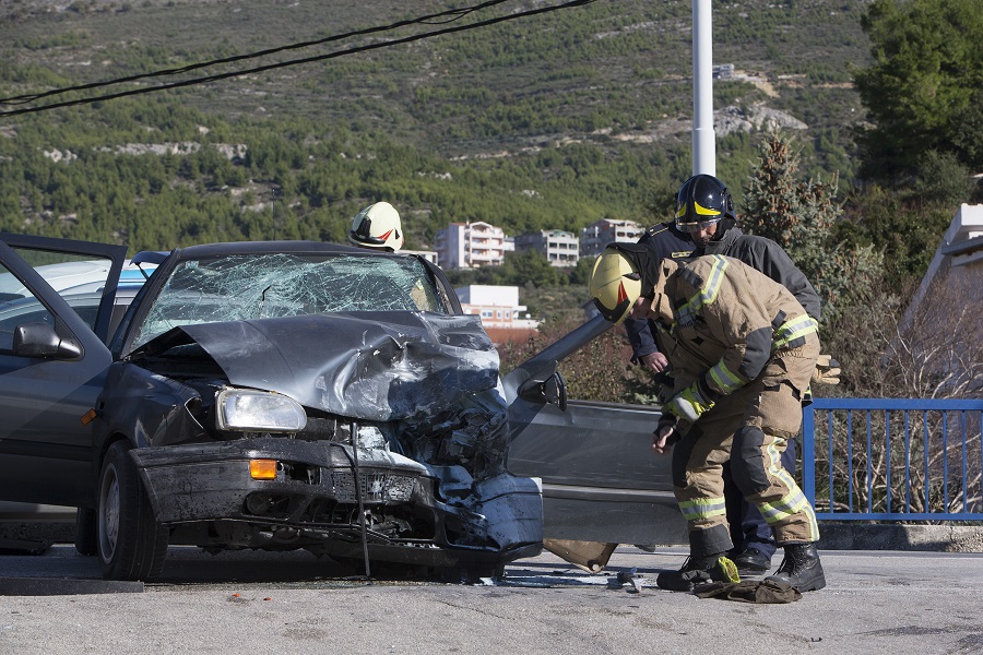 Split, Podstrana, 281115 Nesto poslije 11 sati u Postrani, neposredno ispred hotela San Antonio se dogodila prometna nesreca u kojoj je poginula jedna osoba. Prometna policija radi uvidjaja zatvorila je Jadransku magistralu pa se promet odvijao zaobilazno preko Zrnovnice, Srinjina i Tugara.Na fotografiji: mjesto nesrece.Foto: Vladimir Dugandzic / CROPIX
