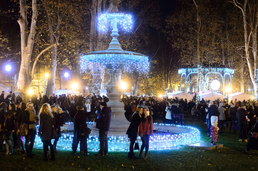 Zagreb, 281115. Zrinjevac.Pocetak programa Adventa na Zrinjevcu, u sklopu kojeg se upalilo nekoliko tisuca  Bozicnih lampica.Na fotografiji: Atmosfera s upaljenim lampicama.Foto: Goran Mehkek / CROPIX