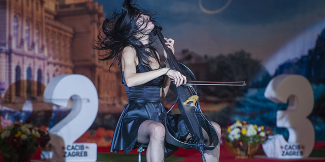 Zagreb, 291115. 27., 28. i 29.11. na Zagrebackom velesajmu odrzala se specijalna i dvije medjunarodne izlozbe pasa. Na izlozbama je nastupilo preko 3500 pasa iz 30 zemalja. Danas je proglasen i ukupni pobjednik sva tri dana.Na fotografiji: Ana Rucner nastupila je na izlozbi pasa, a iz publike su ju pratili sin Darian i bivsi muz, Vlado Kalember.Foto: Neja Markicevic / CROPIX