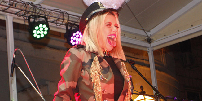 Makarska, 291115.Maja Suput nastupila je na otvaranju manifestacije Bozicni Grad na Kacicevu trgu. Manifestacija ce trajati do 30. prosinca, a uz bogatu gastronomsku i trgovacku ponudu biti ce organizirano 50-ak raznih dogadjanja. Uz brojne koncerte posjetitelji ce se moci za vrijeme trajanja manifestacije besplatno voziti po gradu bozicnim vlakicem, a djeca ce u Radionici Djeda Mraza pokusati nacrtati bozicnu cestitku vecu od proslogodisnje koja je bila duza od 200 metara.Na fotografiji: Maja Suput.Foto: Ivo Ravlic / CROPIX